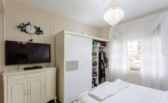 Một góc nhỏ trong phòng riêng được nữ ca sĩ dành để đặt tủ đồ túi xách, quần áo hàng hiệu.