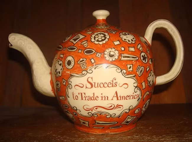 Năm 2009, trong một cuộc đấu giá, ấm trà cổ Chipped Wedgwood được mua với giá 130.000 USD (~3,02 tỷ đồng).