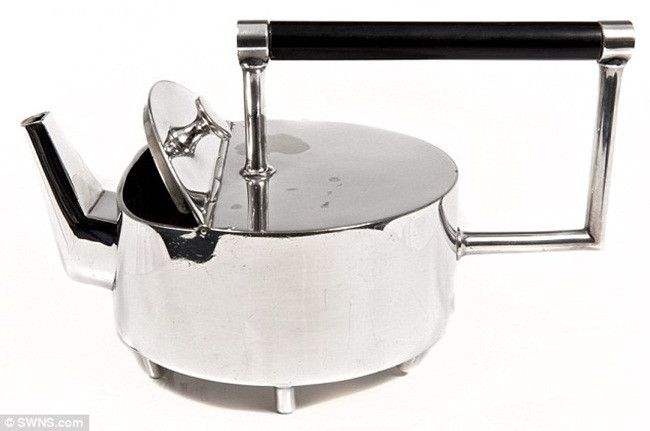 Năm 2013, một gia đình người Anh bất ngờ khi biết chiếc ấm trà của gia đình là món đồ được nhà thiết kế Christopher Dresse nổi tiếng chế tác hồi năm 1879.