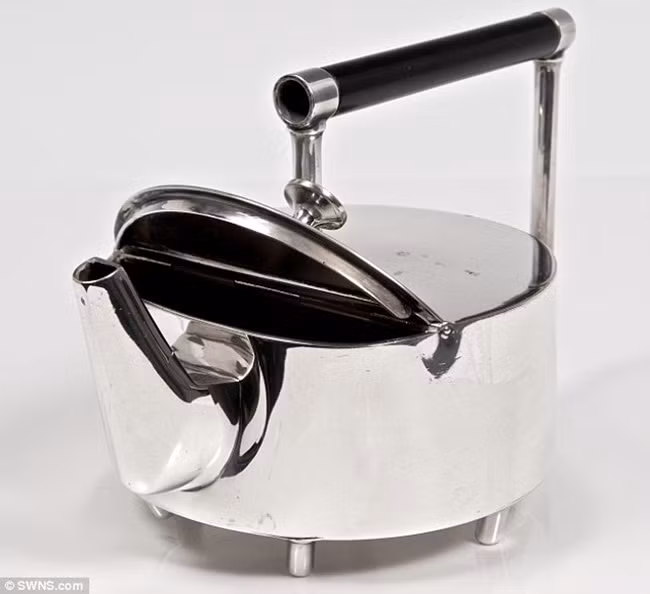 Mức giá bán là 19.000 bảng (~570 triệu đồng), mức giá dự đoán ban đầu 5.000 bảng (~150 triệu đồng).