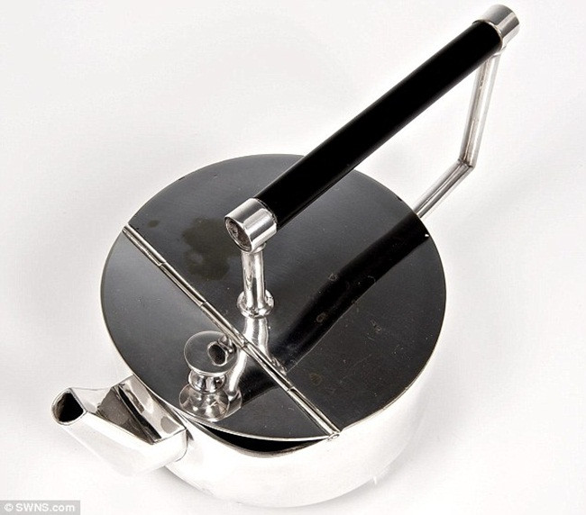 Đây là một trong 6 ấm trà được nhà thiết kế Christopher Dresse chế tác. Nhiều năm đã trôi qua nhưng nó vẫn có màu sắc sáng sủa, trừ có chỗ móp nhẹ do đánh rơi.