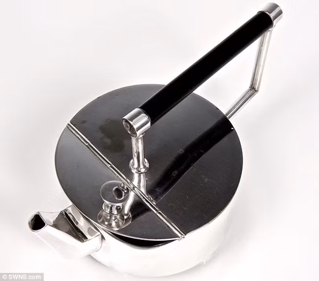 Đây là một trong 6 ấm trà được nhà thiết kế Christopher Dresse chế tác. Nhiều năm đã trôi qua nhưng nó vẫn có màu sắc sáng sủa, trừ có chỗ móp nhẹ do đánh rơi.