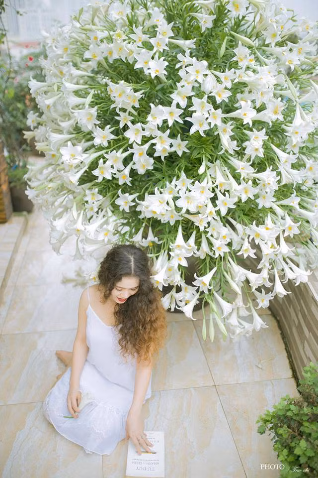 Bà mẹ yêu hoa chia sẻ, cắm hoa là cách chị thư giãn tốt nhất sau một ngày làm việc căng thẳng. Mỗi khi về nhà, thấy hoa đẹp dù nhiều hay ít cũng thấy khoan khoái trong người, các thành viên trong gia đình cũng vui vẻ, gần gũi hơn, ngôi nhà như tăng thêm sinh khí.