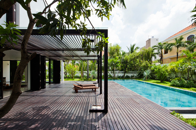 Chủ nhà muốn mang làn gió mới đến không gian sống vốn đã quá quen thuộc, đồng thời tận dụng quỹ đất rộng để biến ngôi nhà thành một công viên thu nhỏ. Các bức tường bê tông đã được phá bỏ, kiến trúc mới cởi mở hơn với phong cách tối giản, tạo được mối liên kết chặt chẽ giữa con người và thiên nhiên.