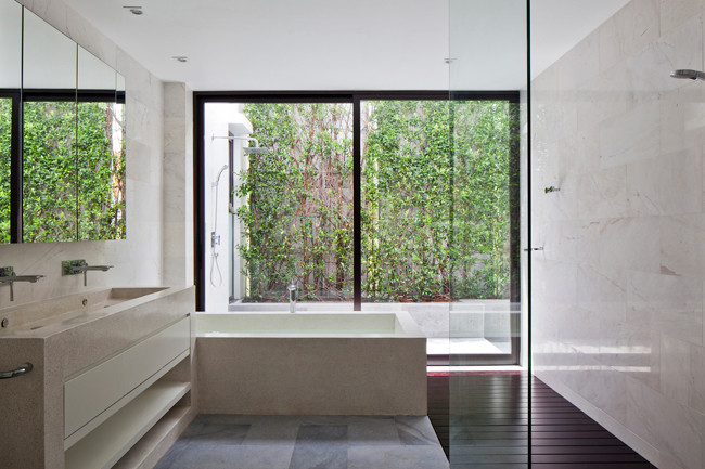 Tất cả các phòng chức năng đều được lắp cửa kính lớn, trong suốt để có thể phóng tầm mắt ra phía khu vườn xanh mát.