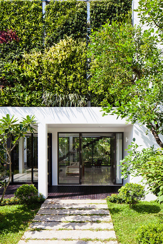 Ngôi nhà nổi bật như "viên ngọc xanh" giữa lòng phố thị.