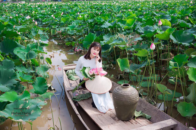 Vợ diễn viên Quang Thắng nổi tiếng là xinh đẹp. Cô từng tốt nghiệp trường Đại học Khoa học xã hội và Nhân văn và có thời gian làm việc tại Thư viện Hải Phòng. Tuy nhiên sau khi sinh con trai út, cô nghỉ việc ở nhà làm nội trợ. Diễn viên Quang Thắng và vợ yêu nhau từ khi còn ngồi trên ghế nhà trường. Nam diễn viên từng tâm sự, tới thời điểm này anh hài lòng với cuộc sống bên gia đình cũng như những vai diễn được nhiều khán giả yêu mến.