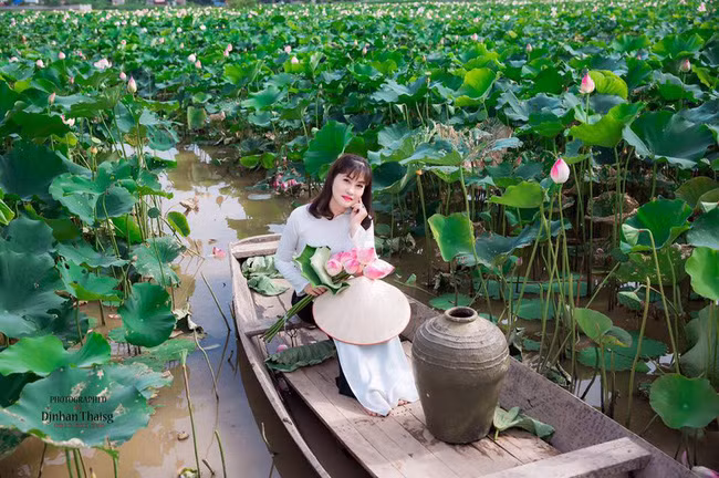 Vợ diễn viên Quang Thắng nổi tiếng là xinh đẹp. Cô từng tốt nghiệp trường Đại học Khoa học xã hội và Nhân văn và có thời gian làm việc tại Thư viện Hải Phòng. Tuy nhiên sau khi sinh con trai út, cô nghỉ việc ở nhà làm nội trợ. Diễn viên Quang Thắng và vợ yêu nhau từ khi còn ngồi trên ghế nhà trường. Nam diễn viên từng tâm sự, tới thời điểm này anh hài lòng với cuộc sống bên gia đình cũng như những vai diễn được nhiều khán giả yêu mến.