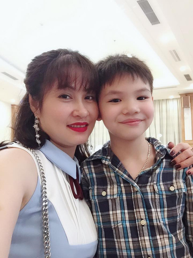 Vợ Quang Thắng chụp ảnh với con trai út. Bé Quang Minh được nhận xét càng lớn càng giống bố.