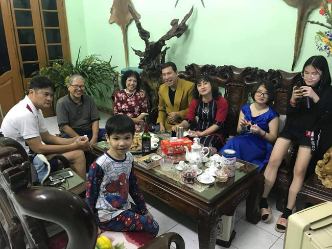 Đại gia đình diễn viên Quang Thắng. Dù đã mua nhà trên Hà Nội nhưng vợ con nam diễn viên vẫn sinh sống ở Hài Phòng. Quang Thắng chia sẻ, mỗi khi tụ tập bạn bè, vợ anh lại gửi đồ ở nhà lên nên anh không cần phải giữ tiền. Cát-xê đi diễn anh thường đưa hết cho vợ, chỉ giữ lại một khoản đủ chi tiêu.