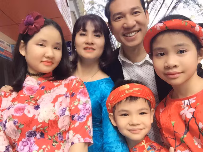 Con gái lớn của diễn viên Quang Thắng năm nay học lớp 11. Nam diễn viên cho biết, vì anh thường xuyên phải đi diễn nên vợ anh giữ trách nhiệm lớn trong việc quán xuyến gia đình, chăm sóc con cái. Tuy vậy, mọi quyết định trong gia đình anh đều phải có sự đồng thuận của cả hai vợ chồng.