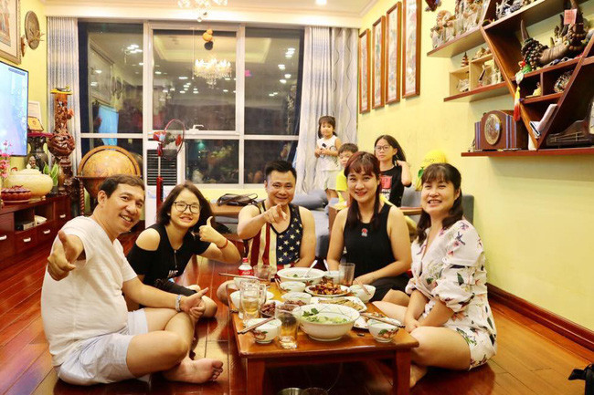 Trong số các diễn viên của "Táo Quân", Quang Thắng thân thiết với Tự Long hơn cả. Hai gia đình cũng thường xuyên gặp gỡ.