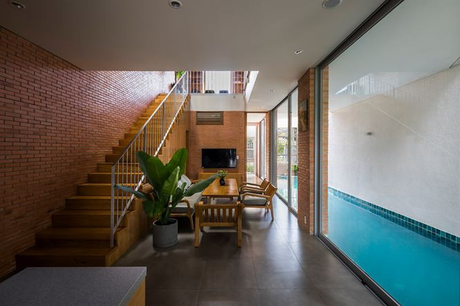 Cũng giống như các ngôi nhà phố khác, ở tầng một của ngôi nhà là phòng khách, phòng ăn và bếp, ngoài ra là thư viện là phòng ngủ của trẻ nhỏ.