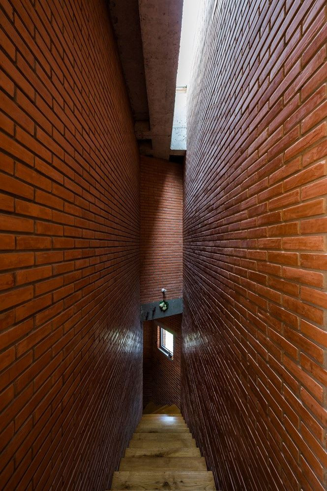 Để tiết kiệm chi phí xây dựng, tường nhà chủ yếu được trang trí bằng gạch nung.