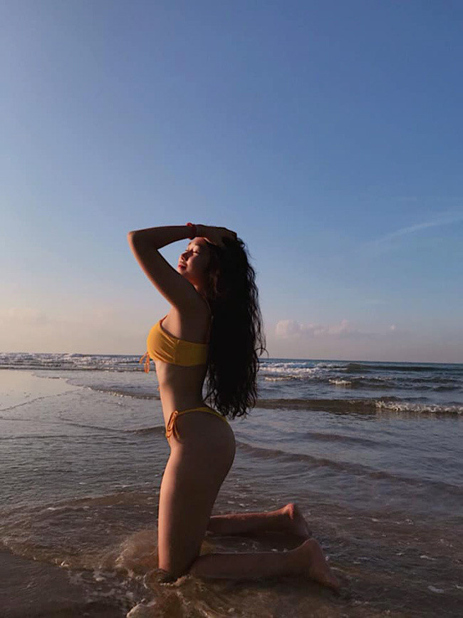 Vòng eo con kiến, còn vòng 1 và vòng 3 thì bốc lửa.