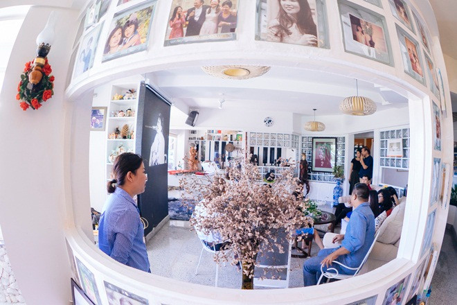 Ở căn nhà của ông sở hữu lối kiến trúc khác lạ. Bằng chứng là những ô cửa kính không chỉ là cửa mà còn là vật trang trí xinh xắn nổi bật trên nền trắng tinh khôi của các phòng. Sự đan xen giữa sắc trắng và xanh khiến không gian nơi này trở nên lung linh, huyền ảo như chốn thiên đường.