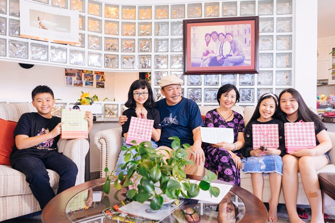 Góc tường cong cong chính là hình ảnh bầu đàn ghita. Một góc khác lại khiến người ta như đang nhìn thấy phím đàn piano. Những ô kính ngay cạnh cầu thang thì là “nụ hoa bé bỏng” của “Tạm biệt chim én”.