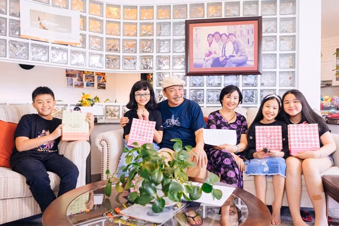 Góc tường cong cong chính là hình ảnh bầu đàn ghita. Một góc khác lại khiến người ta như đang nhìn thấy phím đàn piano. Những ô kính ngay cạnh cầu thang thì là “nụ hoa bé bỏng” của “Tạm biệt chim én”.