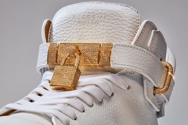 Buscemi 100MM Diamond (132.000 USD): Khác với những đôi giày đắt tiền do được làm bằng công nghệ đặc biệt hay được thiết kế bởi một ngôi sao hàng đầu, đôi giày này có giá cao vì chính giá trị của nó. Cụ thể hơn, chi tiết ổ khóa được làm từ 11,5 carat kim cương và 18 carat vàng chính là lý do khiến đôi sneakers được bán với giá hơn 3 tỷ đồng. Ảnh: Pinterest.