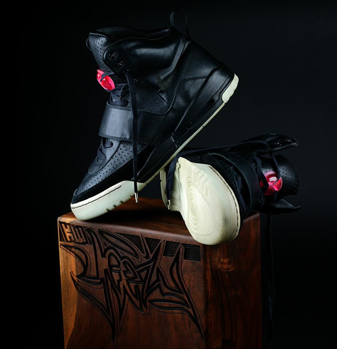 Nike Air Yeezy 1 (Grammy Photograph) (50.000 USD): Đây chính là mẫu giày thể thao mà nam ca sĩ Kanye West mang trong đêm trao giải Grmmy vào năm 2008, đánh dấu sự hợp tác giữa anh và Nike. Ban đầu, chúng có giá khoảng 75.000 USD, nhưng hiện nay chỉ còn 50.000 USD. Ảnh: Pinterest.