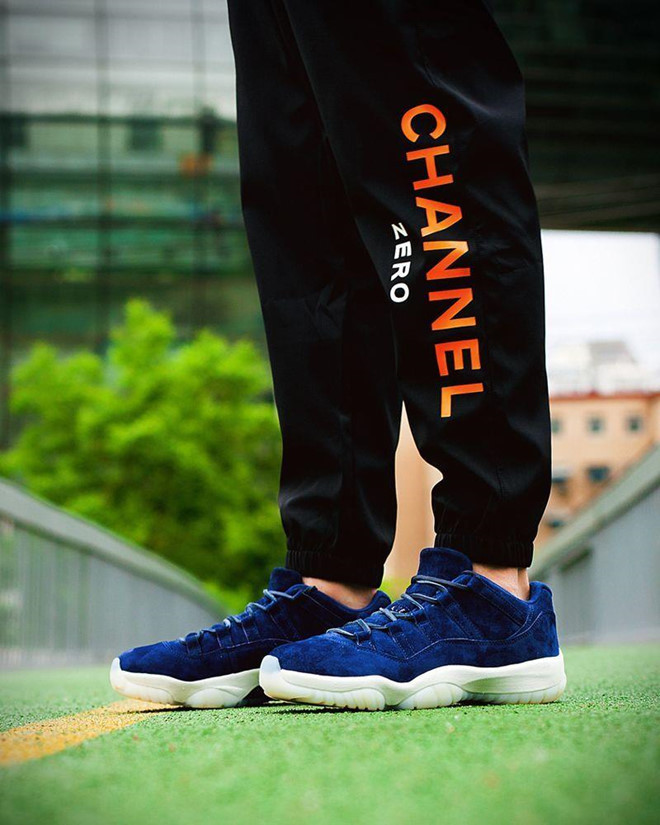 Air Jordan 11 'Jeter' (40.000 USD): Derek Jeter là một trong những huyền thoại bóng chày của đội New York Yankees. Khi cầu thủ này giải nghệ vào năm 2017, Jordan đã tri ân anh bằng cách bán đấu giá 5 đôi giày Air Jordan 11 tại một cửa hàng đặc biệt gần sân vận động của đội. Đôi giày được làm từ da lộn màu xanh navy và in số 2, số áo của Jeter ở gót giày. Khoảng 3 đôi trong số này được mua với giá 30.000 - 50.000. Ảnh: Sneaker Freaker.