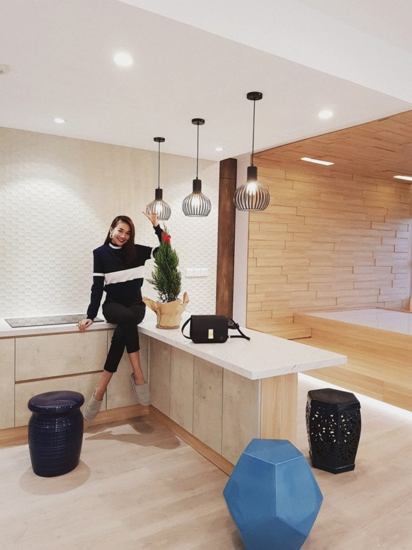 Những hình ảnh được chụp từ một góc căn hộ mới của Thanh Hằng. Sau hơn 10 năm miệt mài "cày kéo", "chân dài 1m12" giờ đây sở hữu biệt thự, siêu xe, trang sức tiền tỷ, nhẫn kim cương đắt giá... nhiều người mơ ước. Bên cạnh vai trò người mẫu, Thanh Hằng còn thành công ở vai trò diễn viên điện ảnh và đảm nhận vị trí host của chương trình truyền hình thực tế về nghề người mẫu như Vietnam's Next top Model, The Face Việt Nam...