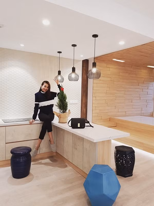 Những hình ảnh được chụp từ một góc căn hộ mới của Thanh Hằng. Sau hơn 10 năm miệt mài "cày kéo", "chân dài 1m12" giờ đây sở hữu biệt thự, siêu xe, trang sức tiền tỷ, nhẫn kim cương đắt giá... nhiều người mơ ước. Bên cạnh vai trò người mẫu, Thanh Hằng còn thành công ở vai trò diễn viên điện ảnh và đảm nhận vị trí host của chương trình truyền hình thực tế về nghề người mẫu như Vietnam's Next top Model, The Face Việt Nam...