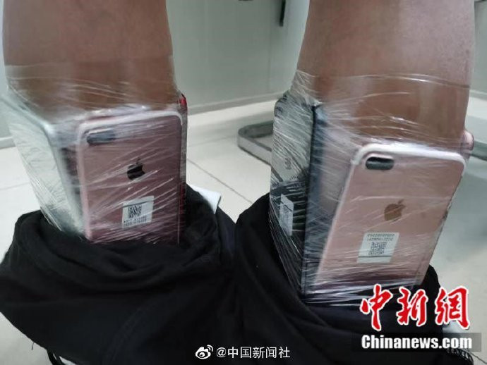 Doc chieu quan 90 iPhone tren nguoi buon lau qua bien gioi-Hinh-2