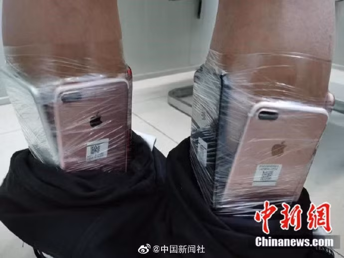 Doc chieu quan 90 iPhone tren nguoi buon lau qua bien gioi-Hinh-2