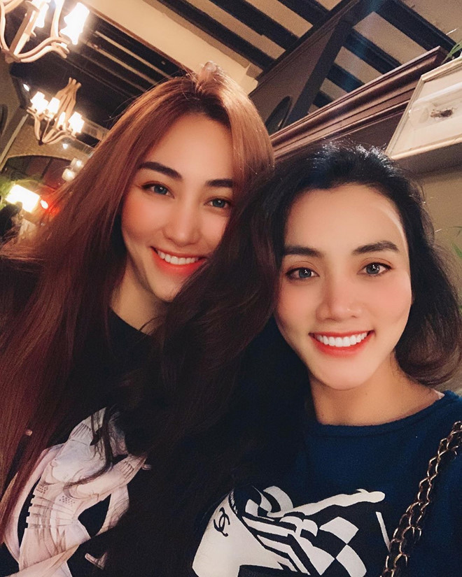 Trang cá nhân còn là nơi Ngân Khánh thường thể hiện tình cảm với nhóm bạn thân thiết lâu năm gồm Thúy Diễm, Dương Cẩm Lynh, Lê Phương, Trang Nhung và Cao Thái Hà. Khác với sự kín tiếng về gia đình và đời tư, người đẹp 34 tuổi tỏ ra khá "hào phóng" khi chia sẻ về tình bạn mà cô trân trọng. Cô nhiều lần đăng tải hình ảnh giản dị, tình cảm bên nhóm bạn diễn viên.