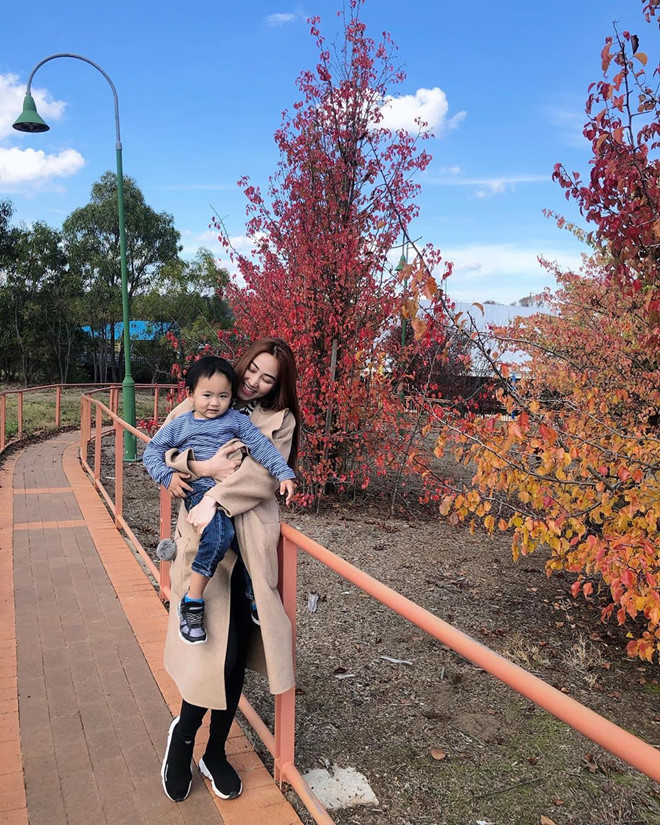 Dù đã kết hôn 4 năm, vợ chồng Ngân Khánh vẫn chưa sinh con. Cũng trong cuộc phỏng với Zing.vn, diễn viên gốc Bình Định thổ lộ: "Đúng là có lúc vợ chồng tôi bị áp lực sinh con đấy. Tuy nhiên, giai đoạn căng thẳng đó đã qua vì chúng tôi hiểu được con cái là trời cho. Khi nào trời cho thì mình đón nhận".