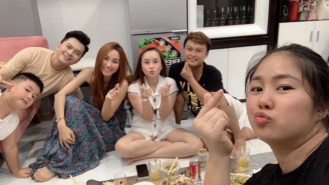 Trong nhóm bạn, Ngân Khánh có sự gắn bó mật thiết nhất với Lê Phương. Tháng 12/2018, Ngân Khánh và Lê Phương kỷ niệm 10 năm là bạn thân. Nữ diễn viên viết lên Instagram: "10 năm cho một cuộc tình". Hai người từng đóng chung trong phim truyền hình Tường Vy cánh mỏng năm 2008. Trong thời gian Lê Phương mang bầu và sinh con thứ 2, Ngân Khánh luôn kề bên, quan tâm và chia sẻ niềm vui nỗi buồn cùng bạn.