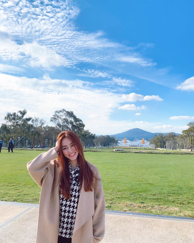 Năm 2018, khi trở lại với màn ảnh qua bộ phim Quý cô thừa kế, Ngân Khánh đã có buổi trò chuyện cùng Zing.vn. Cô chia sẻ từng gặp nhiều khó khăn trong ngày đầu mới đi du học, đồng thời đời sống vợ chồng cũng nảy sinh nhiều mâu thuẫn. "Thật sự ngày mới kết hôn, chúng tôi khó tìm được tiếng nói chung. Có lúc, chúng tôi đã diễn ra chiến tranh lạnh với nhau suốt 10 ngày mà không trò chuyện. Thậm chí, tôi đã về nhà mẹ ngủ. Tôi còn tự hỏi liệu mình có lấy nhầm chồng không?", Ngân Khánh nói. Hiện tại, theo nữ diễn viên, cô và chồng đã vượt qua những chướng ngại trên, hoàn toàn hài lòng với cuộc sống hiện tại.