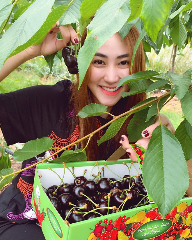 Sau khi lên xe hoa, Ngân Khánh ít khi xuất hiện trên truyền hình. Cô dành thời gian chăm sóc gia đình và hoàn thành việc học ở Singapore. Trên trang cá nhân, nữ diễn viên khá kín tiếng, không chia sẻ về chồng và đời sống tình cảm cá nhân. Cô chỉ đăng tải những hình ảnh về các chuyến du lịch hoặc khoảnh khắc vui vẻ trong cuộc sống thường ngày.