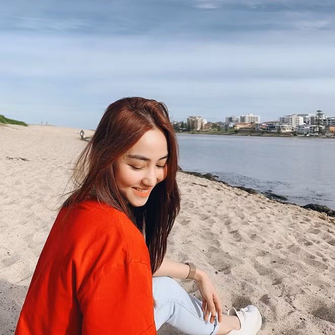 Dù hạn chế đóng phim nhưng Ngân Khánh vẫn tham dự một số sự kiện nếu phù hợp về mặt hình ảnh và thời gian. Ngoài thời gian học tập và làm việc, Ngân Khánh thường đi du lịch nhiều nơi trên thế giới. Trang cá nhân của cô xuất hiện nhiều hình ảnh được chụp tại Mỹ, Australia, châu Âu... Tuy nhiên, khi nói về việc lấy được chồng giàu có, Ngân Khánh khẳng định cô không ỷ lại vào gia sản của chồng.