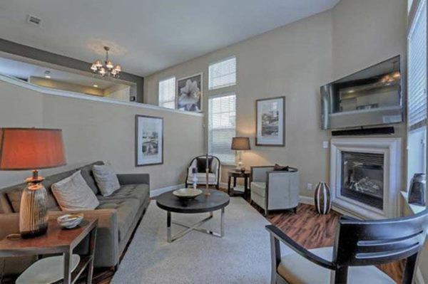 Kiến trúc ngôi nhà của Nhật Tinh Anh đi theo phong cách hiện đại với tông màu chủ đạo là xám. Phòng khách lót sàn gỗ và trang trí nhiều tranh ảnh.