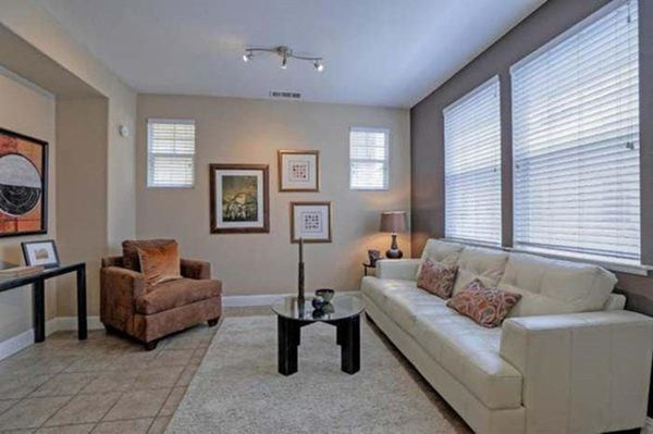 Không gian sống của giọng ca Vầng trăng khóc tạo cảm giác nhã nhặn nhờ cách bài trí theo các tông màu trầm như nâu, be, trắng.