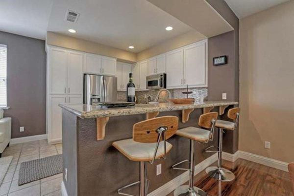 Trong nhà ngoài những không gian cơ bản còn có 1 quầy bar nhỏ.