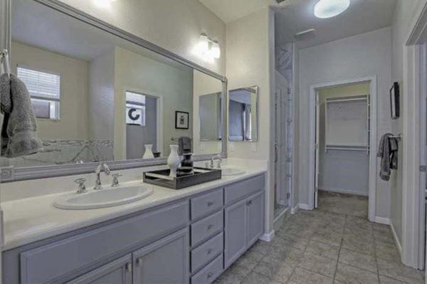 Nhà tắm cũng được thiết kế như trong khách sạn hạng sang.