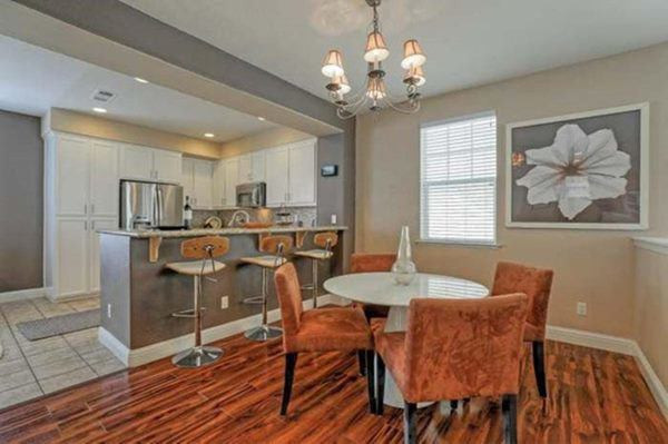 Việc sắp đặt hai tông màu tương phản nóng - lạnh giúp gian bếp nhà Nhật Tinh Anh trở nên nổi bật.