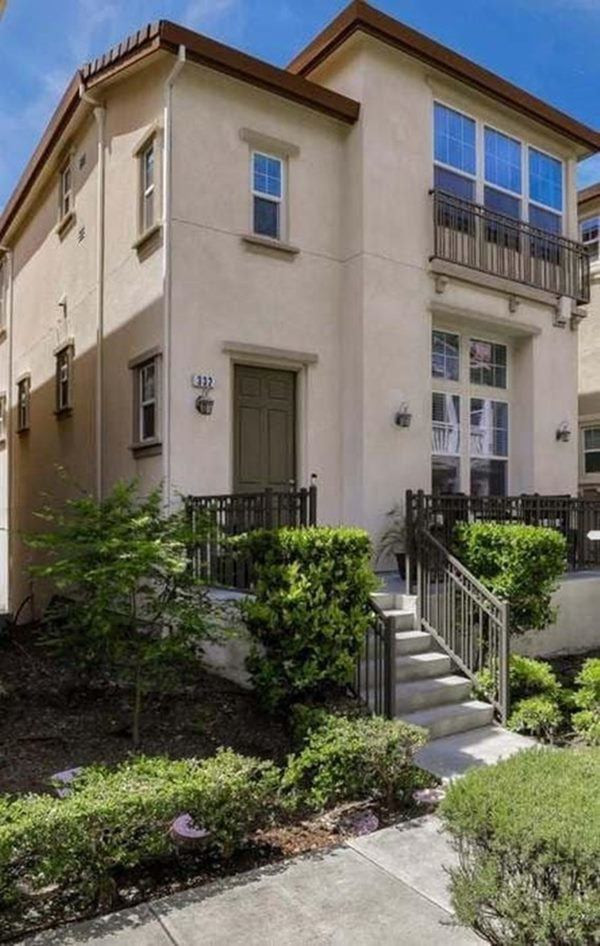 Trong hình ảnh chia sẻ có thể thấy ngôi nhà của Nhật Tinh Anh nằm ở thành phố San Jose, bang California, Mỹ. Đây là nơi có đông đảo người Việt sinh sống. Nhà của Nhật Tinh Anh được tiết lộ có giá hơn 1 triệu USD với diện tích rộng 200 - 300 m2. Nội thất được thiết kế theo phong cách hiện đại, đơn giản. Đây là thành quả có được nhờ chăm chỉ chạy show nhiều năm của nam ca sĩ.