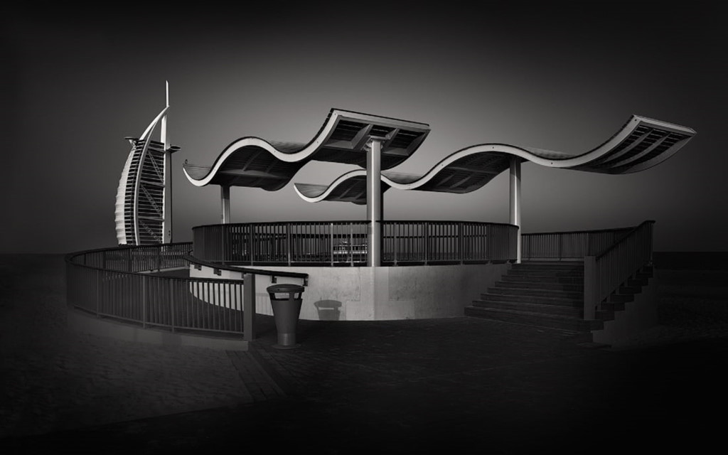 Phố đi bộ Jumeirah nằm trên hòn đảo nhân tạo Palm, đằng sau là khách sạn cánh buồm Burj al-Arab.