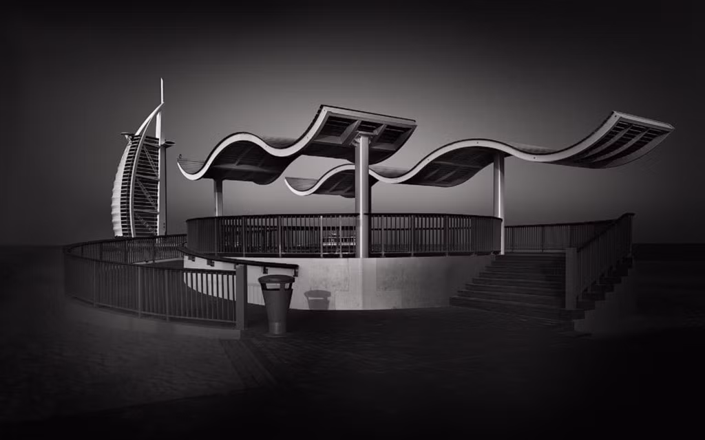 Phố đi bộ Jumeirah nằm trên hòn đảo nhân tạo Palm, đằng sau là khách sạn cánh buồm Burj al-Arab.