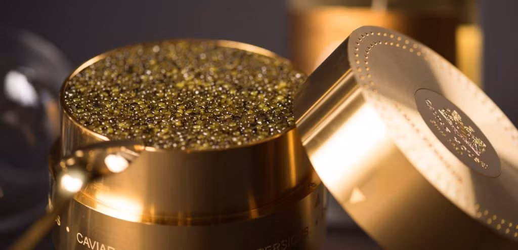 Với 25.000 USD, khách hàng có cơ hội thưởng thức trứng cá muối Almas ngon nhất mà Iran cung cấp. Món ăn có mức giá siêu khủng được phục vụ trong một hộp thiếc sang trọng làm bằng vàng 24 karat. The Caviar House &amp; Prunier là nhà hàng duy nhất trên thế giới phục vụ món ăn này. Ảnh: Azureazure.com.