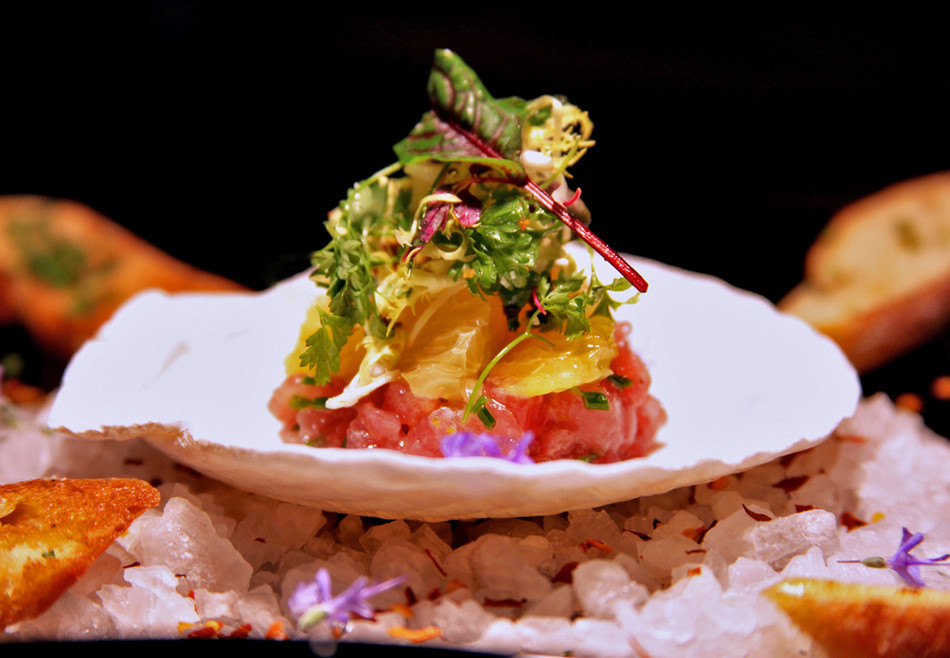 3 triệu USD là số tiền bạn phải bỏ ra để thưởng thức một con cá ngừ vây xanh vào năm 2019. "Vua" của món sushi xuất hiện lần đầu tiên ở Nhật Bản, đứng đầu trong danh sách món hải sản đắt đỏ nhất nhất thế giới.