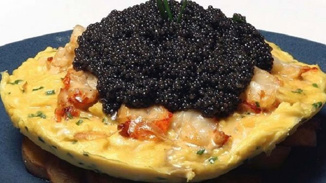 Tôm hùm Frittata được bán lần đầu tiên tại khách sạn Le Parker Meridian (New York) với mức giá 1.100 USD. Sự kết hợp từ tôm hùm, trứng gà và trứng cá Servuga làm nên hương vị tuyệt vời trong món ăn. Một phiên bản thu nhỏ của món ăn này là phần trứng cá muối chỉ còn lại gần 30 g với giá là 100 USD. Món ăn chỉ được bán 12 lần/năm, phiên bản thu nhỏ là 50 lần/năm. Ảnh: Pinterest.