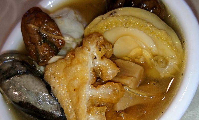 Món súp vi cá mập “Phật nhảy qua tường” được bán đầu tiên ở Kai Mayfair với mức giá 169,86 USD. Đây là món súp cá đắt tiền nhất thế giới, được ăn vào những ngày mưa và mùa đông. Món ăn gồm nhiều nguyên liệu bổ dưỡng như nấm hoa Nhật, sò điệp khô và dưa chuột. Những người muốn ăn món súp có tên kỳ lạ trong ẩm thực Phúc Kiến này phải đặt trước gần 5 ngày. Ảnh: Borneotoday.net.