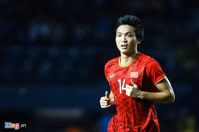 Tuấn Anh sở hữu vốn kiến thức trong nhiều lĩnh vực. Anh chàng còn có lực học đáng ngưỡng mộ khi trong kỳ thi tốt nghiệp được 8 điểm Toán, 7,5 điểm Văn, 9 điểm Hóa, 7,5 điểm Sinh và hai điểm 7 ở môn Địa lý và Vật lý - số điểm được nhiều người nhận xét là thừa sức giúp anh thi vào các trường đại học danh tiếng. Bên cạnh đó, người hâm mộ từng nhiều lần được thấy Tuấn Anh trả lời phỏng vấn lưu loát bằng tiếng Anh với báo chí quốc tế. Ảnh: Minh Chiến.