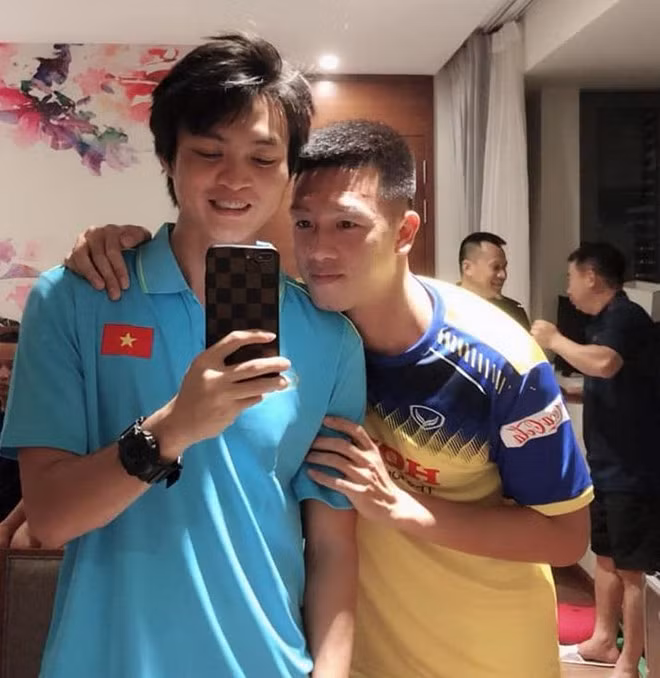 Sống kín tiếng trên mạng xã hội nên những hình ảnh Tuấn Anh chủ động cầm máy chụp ảnh như thế này còn hiếm hơn. Ảnh: Nguyễn Huy Hùng.