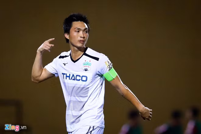 Sau trận thắng Malaysia tối 10/10, clip ghi lại khoảnh khắc Tuấn Anh cười tươi khi nghe thấy tiếng gọi "Nhô" (tên gọi thân mật của anh) khiến nhiều chị em "đổ gục". Đây được coi là hình ảnh hiếm thấy ở tiền vệ 24 tuổi bởi anh thường xuất hiện với vẻ ngoài điềm tĩnh và ít khi cười trên sân cỏ. Ảnh: Minh Chiến.